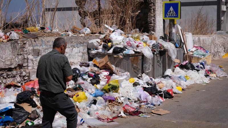 İzmir'de çöp yığınları tepkilere neden oluyor