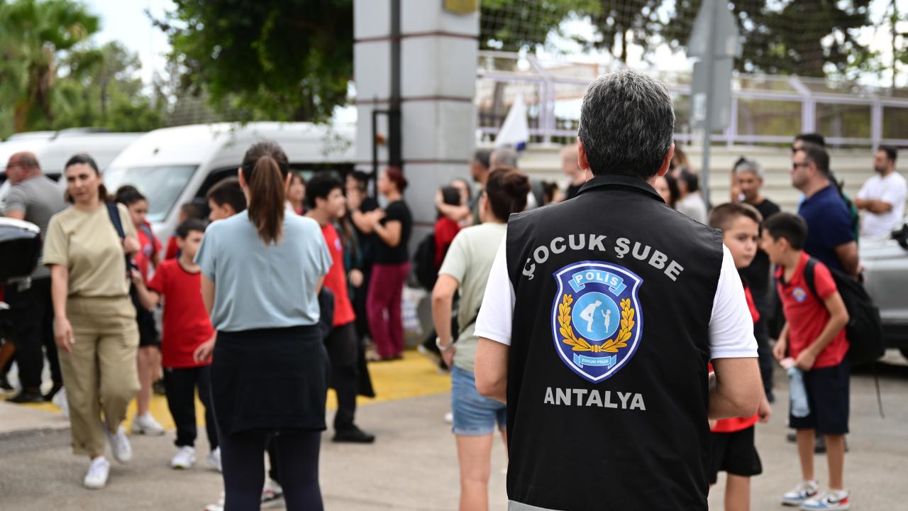 Antalya'da "Güvenli Okullar" projesiyle her okula bir polis görevlendirildi