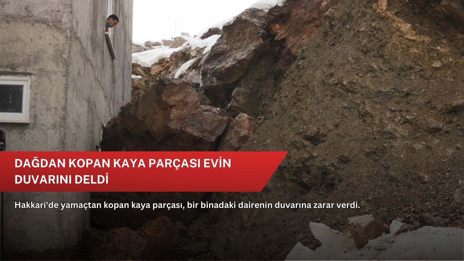 Dağdan kopan kaya parçası evin duvarını deldi