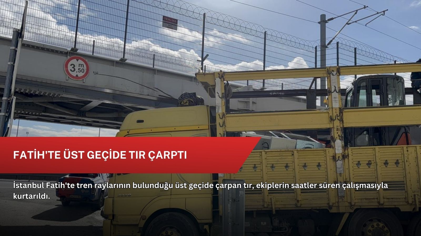 Fatih'te üst geçide tır çarptı