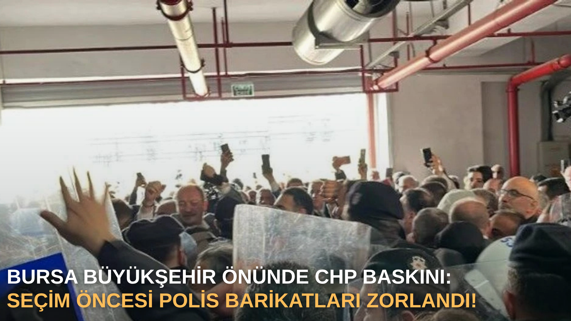 Bursa Büyükşehir önünde CHP baskını: Seçim öncesi polis barikatları zorlandı!