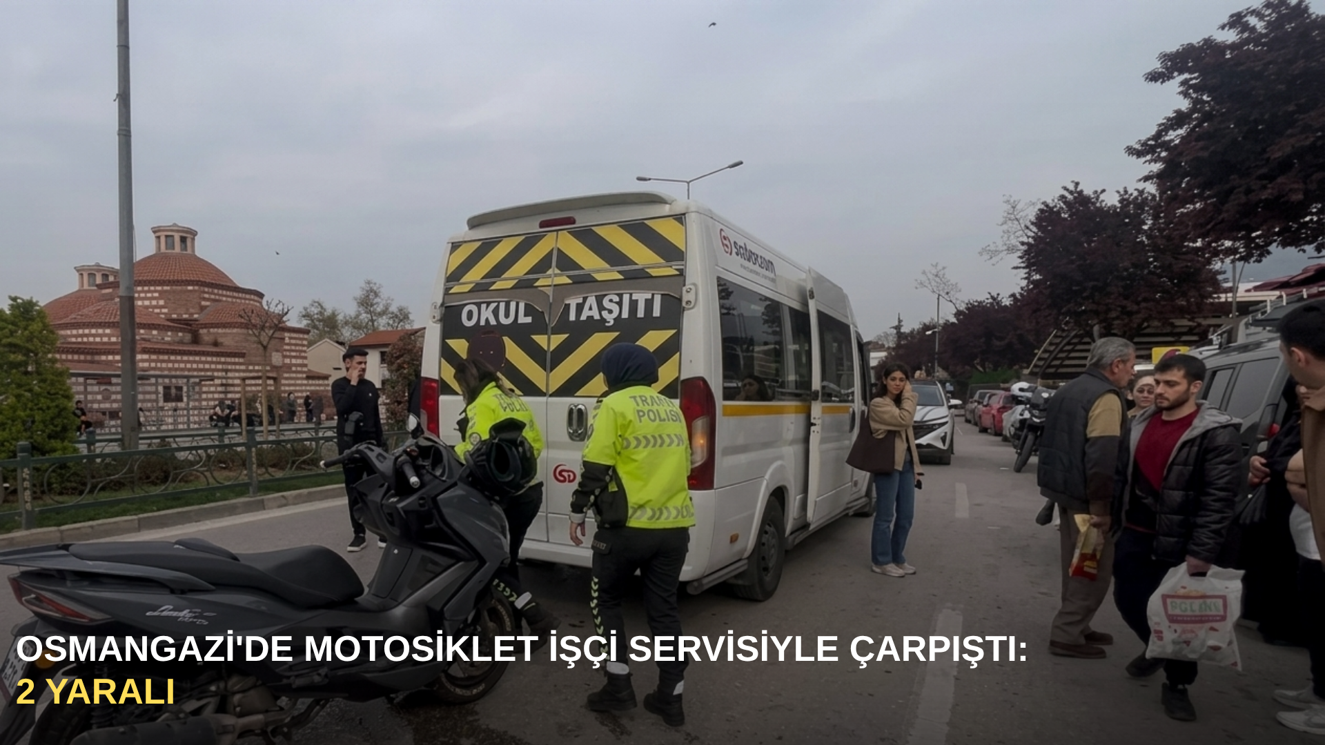 Osmangazi'de motosiklet işçi servisiyle çarpıştı: 2 yaralı