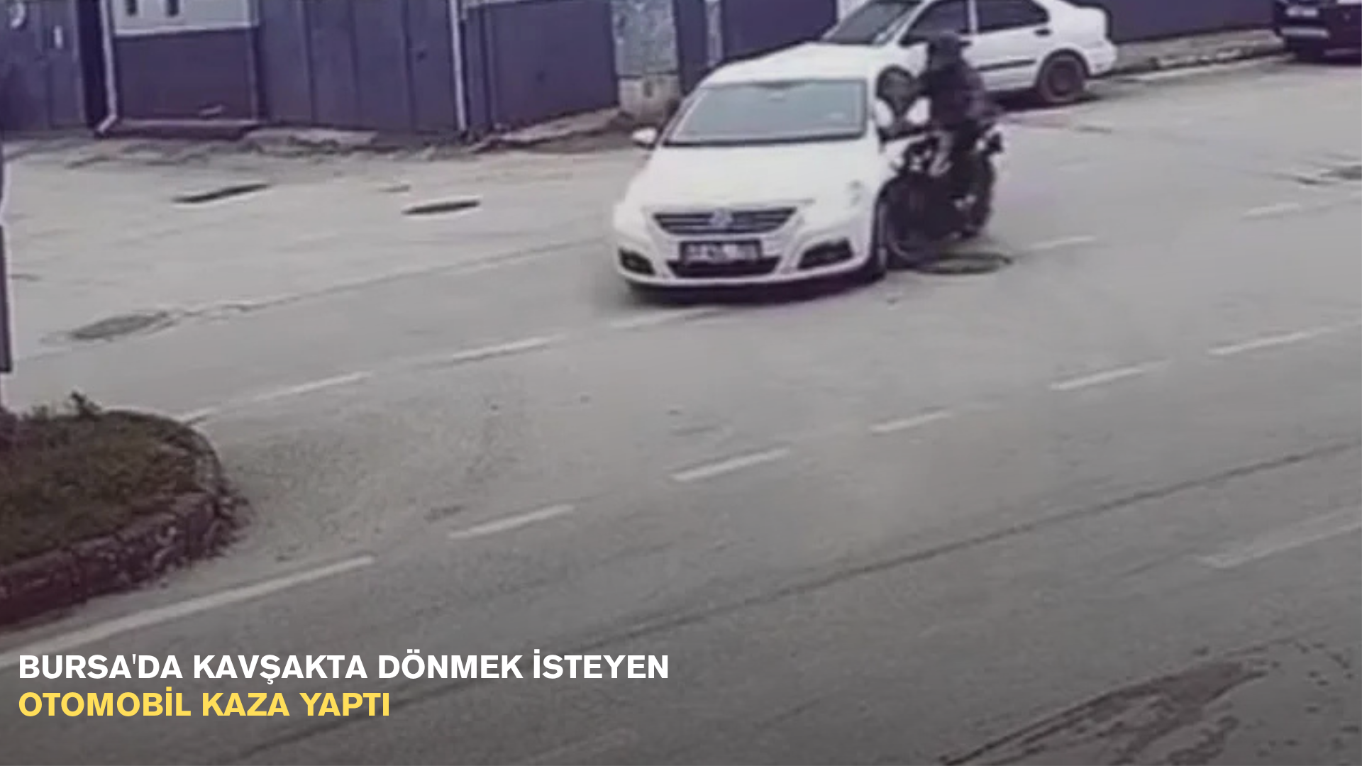 Bursa'da kavşakta dönmek isteyen otomobil kaza yaptı