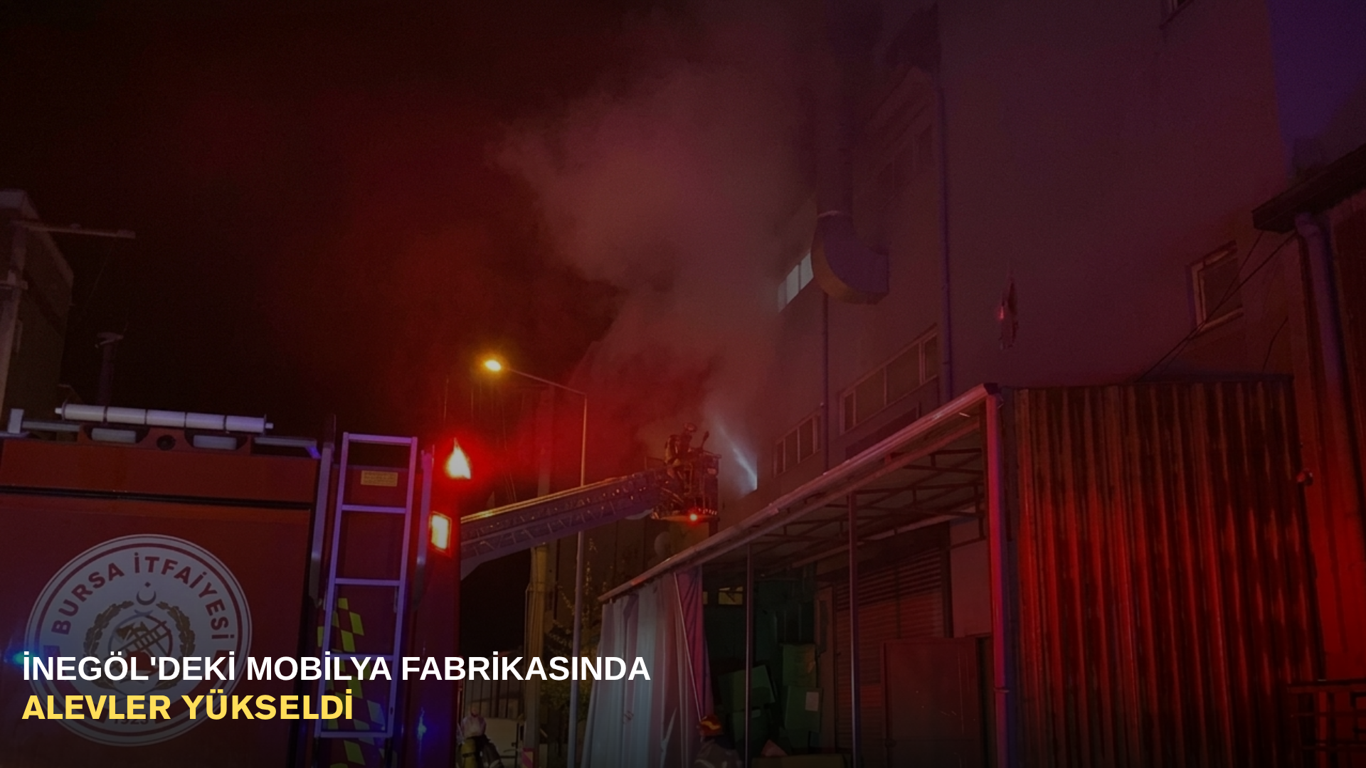 İnegöl'deki mobilya fabrikasında alevler yükseldi