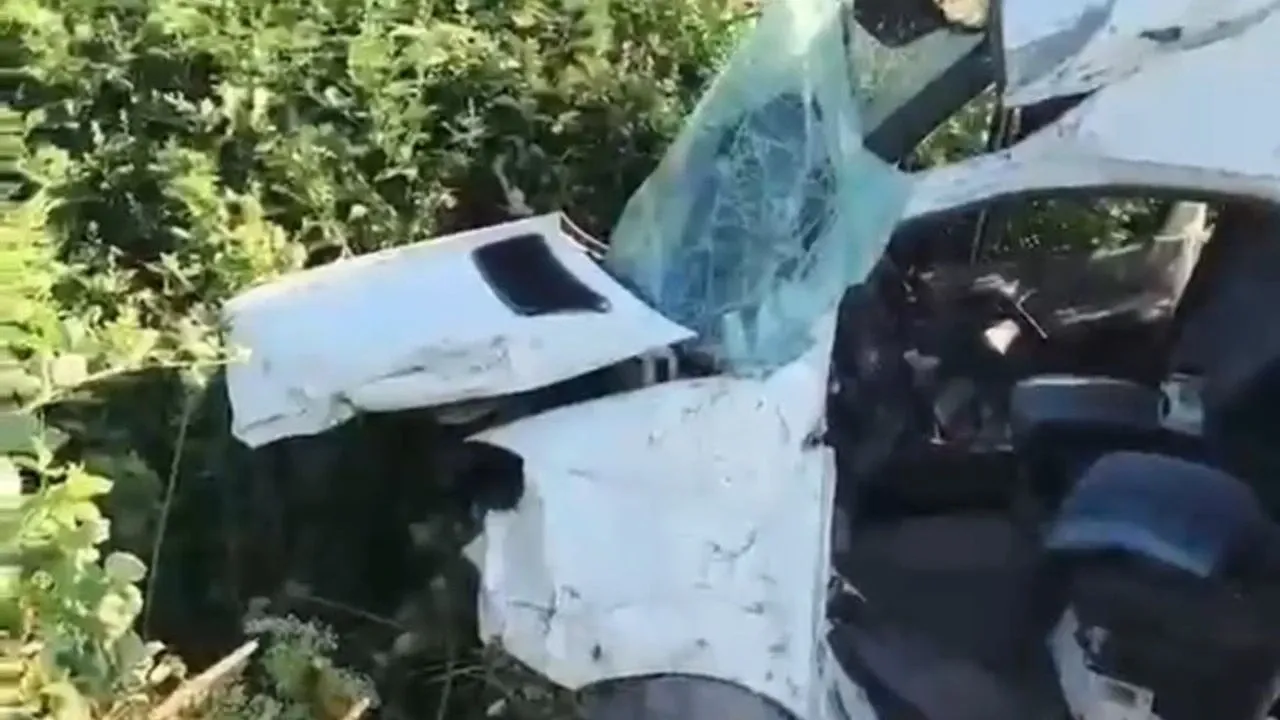 Bursa’da can pazarı! Lastiği patlayan servis minibüsü direğe çarptı