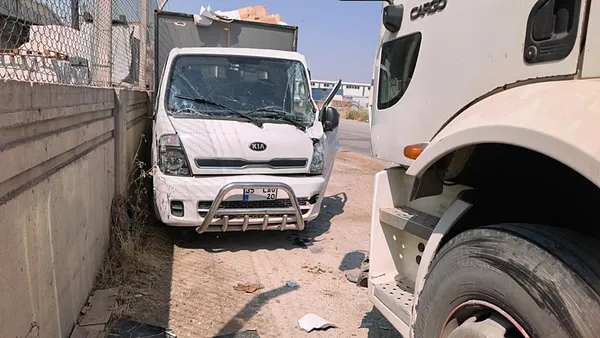 0X0 Bursada Aci Kaza Direksiyon Basinda Kalp Krizi Gecirdi Park Halindeki Kamyona Ok Gibi Saplandi 1787742314589