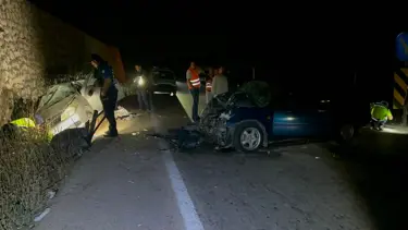 Bursa'da iki otomobil çarpıştı 2 ölü 6 yaralı