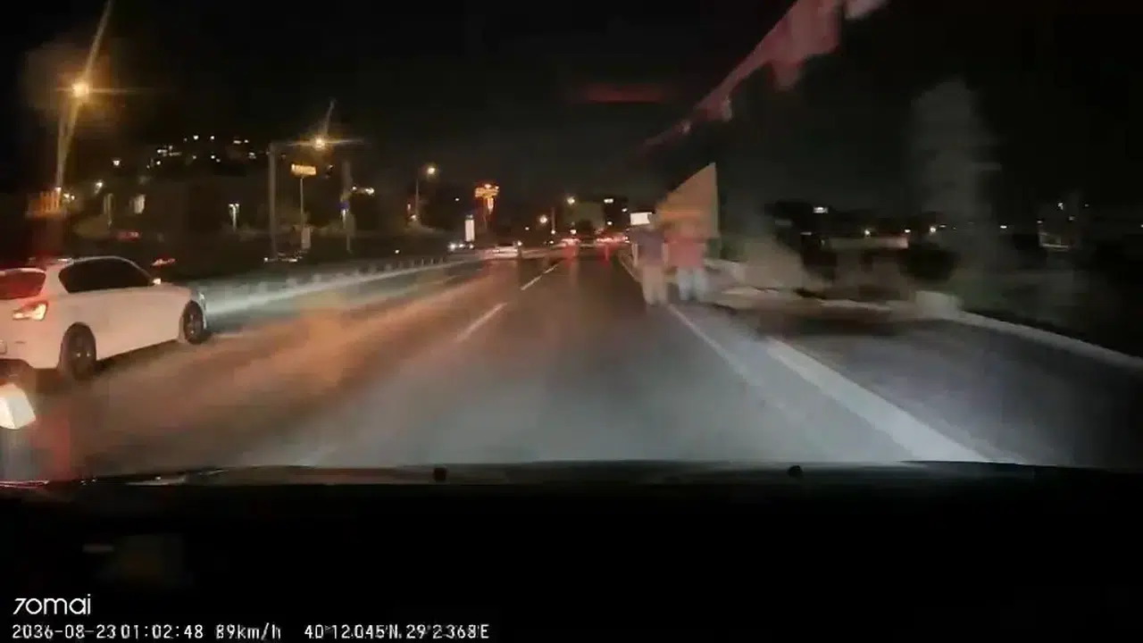 W3 T B Bursada Ilginc Kaza Otomobilin Carptigi Yaya Kosarak Kacti