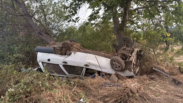 Bursa'da tarım işçilerini taşıyan araç ağaca çarptı