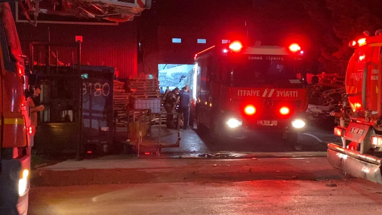 1945840 Bursa Da Gece Yarisi Fabrika Yangini Ekipler Hizla Mudahale Etti 6A9605Eb116C8
