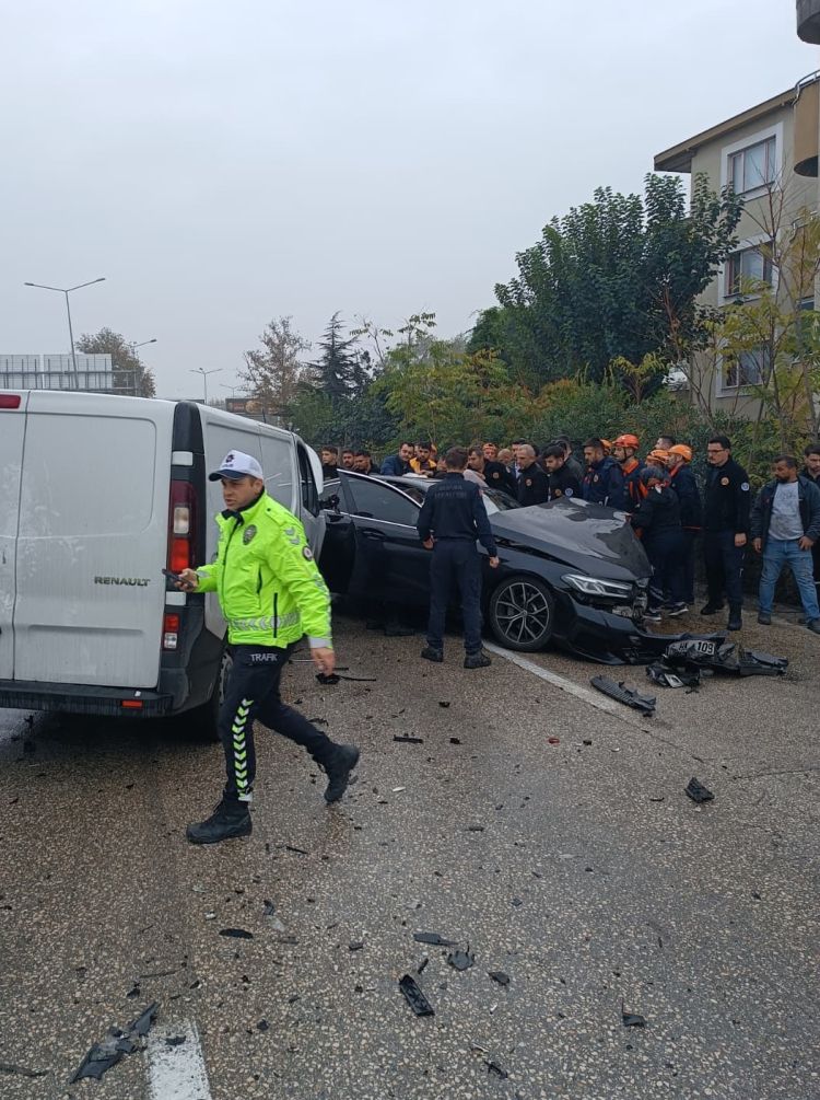 Aa 20261029 42900033 42900031 Bursada 5 Aracin Karistigi Kazada 5 Kisi Yaralandi 1793269384 108 X750