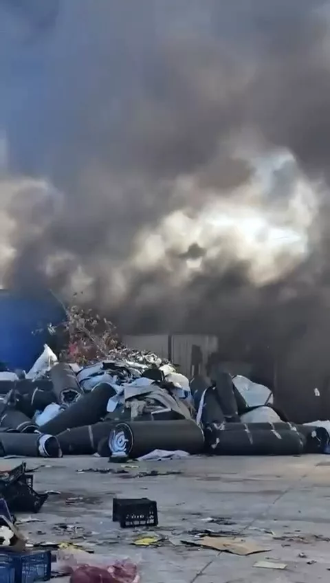 Bursa’da geri dönüşüm tesisinde yangın! Patlama sesleri paniğe neden oldu