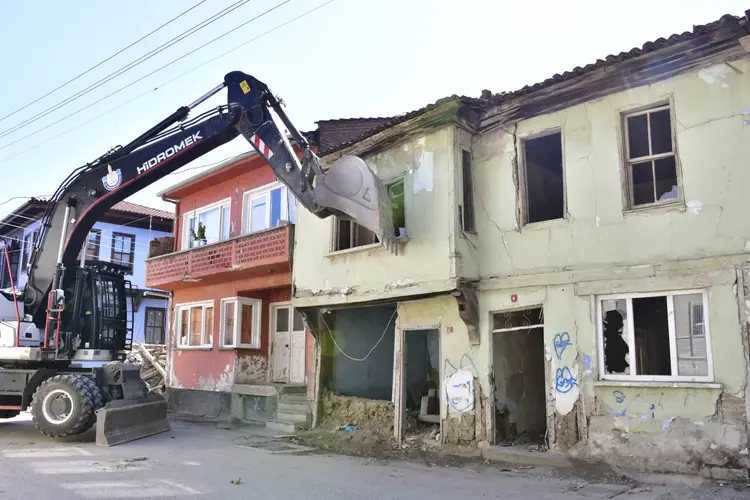 Bursa Da Risk Olusturan Metruk Binalara Mudahale Tek Tek Yikiliyor 1791352712 307 Large