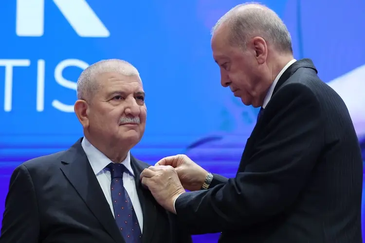 Bursa Milletvekili Cumhurbaşkanı Erdoğan’ın elinden rozetini aldı