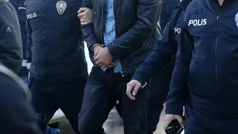 Ev Satisi Bahanesiyle Dolandirdilar Bahis Sitelerine Para Aktardilar 35 Ilde 75 Tutuklama G1Xa