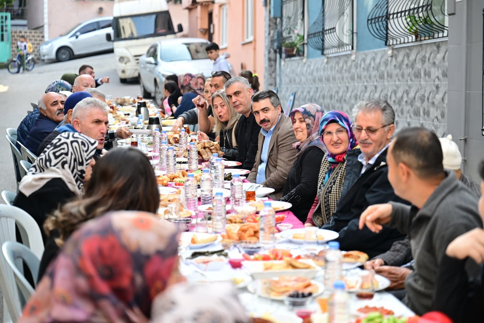 Piremir Mahallesi’nde kadınlar sofrayı kurdu Başkan Oktay Yılmaz davete katıldı