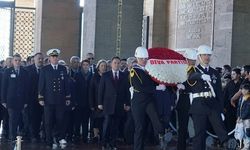 Ali Babacan, Anıtkabir Özel Defteri’ni imzaladı