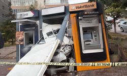 Ankara'da otomobil ATM'ye çarptı