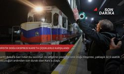 Turistik Doğu Ekspresi Kars’ta çiçeklerle karşılandı