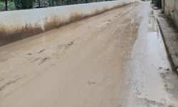 Yağmur yağınca yollar göle dönüyor… Vatandaş artık isyan ediyor