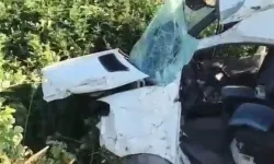 Bursa’da can pazarı! Lastiği patlayan servis minibüsü direğe çarptı