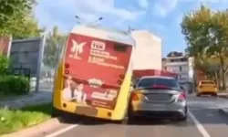 Bursa'da kontrolden çıkan belediye minibüsü direğe çarptı