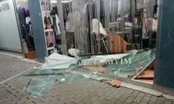 Bursa'da kontrolden çıkan otomobil giyim mağazasına girdi