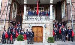 Tarihi binaya bayrak asıldı, ecdat dualarla anıldı