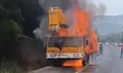 Kestel'de hareket halindeki iş makinesi alev alev yandı