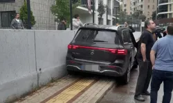 Bursa’da okul önünde kaza! Araç kaldırıma çıktı