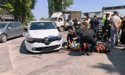 İnegöl'de Otomobillerin arasında kalan motosiklet sürücüsü yaralandı