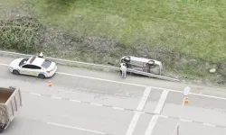 Bursa'da yağış kazayı getirdi: İzmir Yolu'nda otomobil yan yattı
