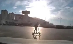 Bursa’da kavşakta tehlikeli anlar! Scooter sürücüsü son anda kurtuldu