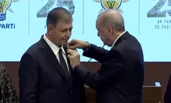 Cemil Tugay AK Parti’ye katıldı! Cumhurbaşkanı Erdoğan rozetini taktı