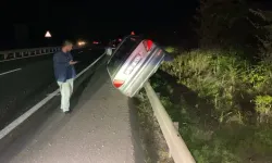 Direksiyon hakimiyetini kaybetti! Bursa’da otomobil bariyerlerin üzerine çıktı