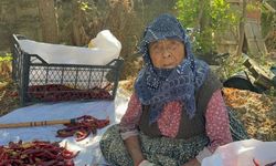 Her gün 11 saat biber temizliyor! Tek derdi oğluna destek olmak