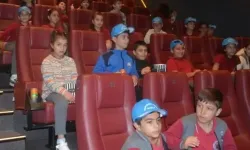 Bursa'da polislerden 48 öğrenciye sinema sürprizi