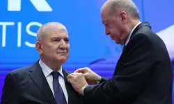 Bursa Milletvekili Cumhurbaşkanı Erdoğan’ın elinden rozetini aldı