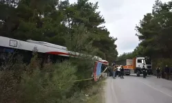 TIR belediye otobüsüne çarptı