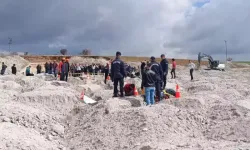 Patates deposu için kazı yapan işçiler göçük altında kaldı