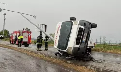 Tekirdağ’da lastiği patlayan servis minibüsü devrildi