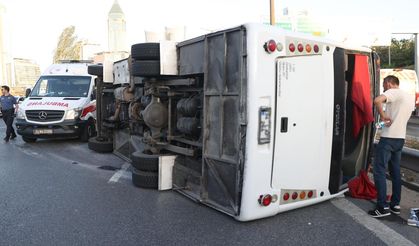 Ümraniye TEM Otoyolu'nda servis aracı devrildi: 8 yaralı