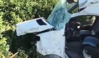 Bursa’da can pazarı! Lastiği patlayan servis minibüsü direğe çarptı