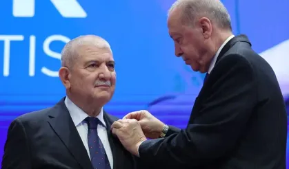 Bursa Milletvekili Cumhurbaşkanı Erdoğan’ın elinden rozetini aldı