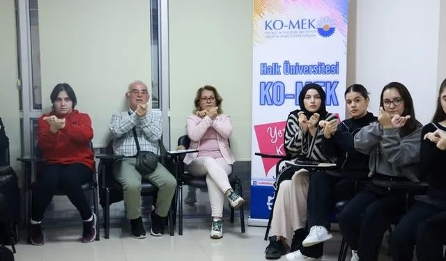 Kız isteyebilmek için işaret dili öğrendiler