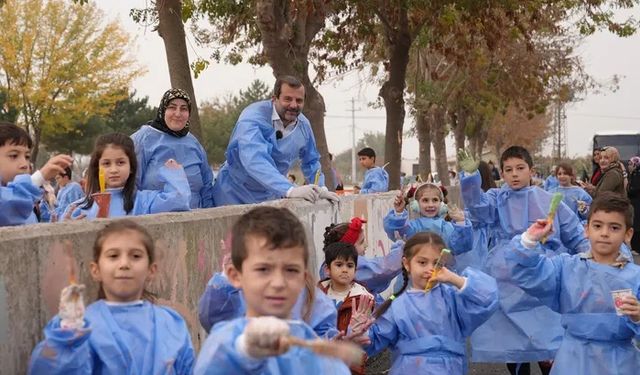 Gürsu’da minikler metrelerce duvarı boyadı