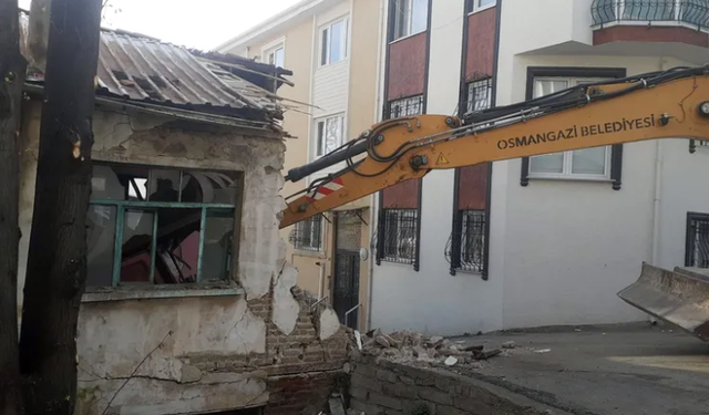 Bursa Osmangazi’de metruk yıkımlar sürüyor