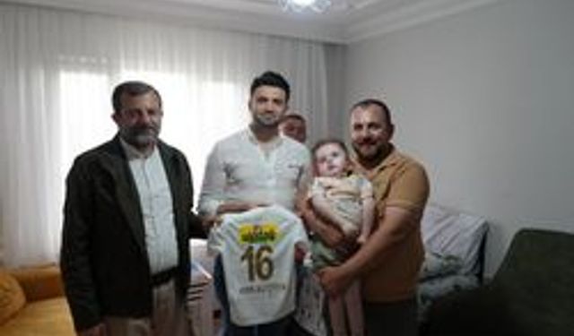 Gürsulu minik taraftara anlamlı ziyaret
