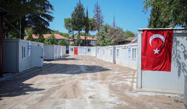 Balıkesir Sındırgı'daki depremde evleri zarar gören vatandaşlar için konteynerler kuruluyor