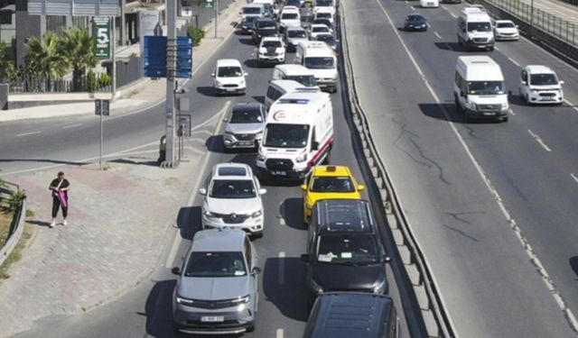 İstanbul'da sürücüler 'Lütfen ambulansa yol ver' anonsunu radyodan duyacak